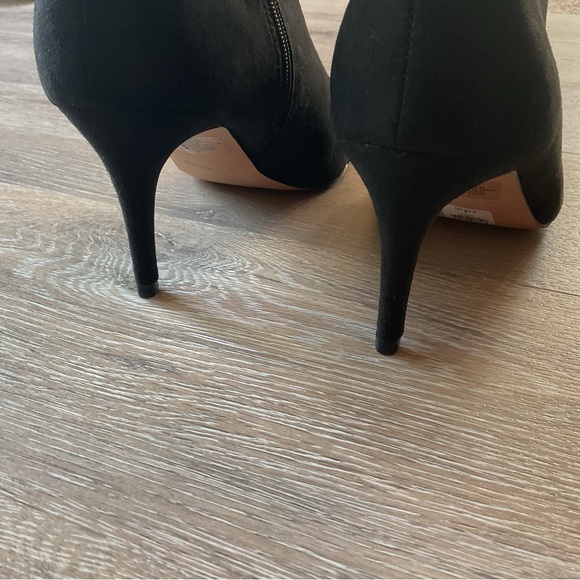 NWOT Express High Heeled Cap Toe Suade Ankle Boot, Size 9 - Picture 4 of 6